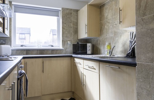 Tradeston Apartment | Stylish 2BR in Riverside Gardens | Perfect for 5
