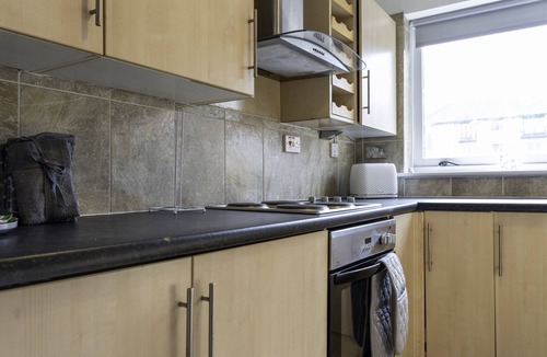 Tradeston Apartment | Stylish 2BR in Riverside Gardens | Perfect for 5