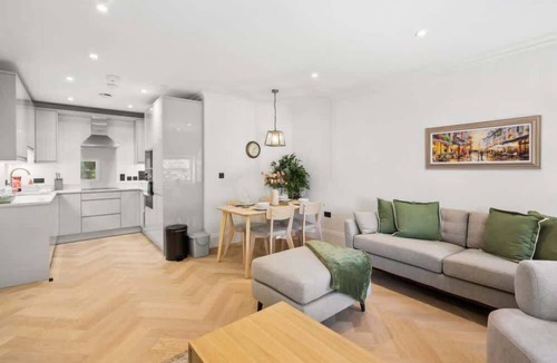 Marlow House | Stylish 2BR Marlow Stay + Parking - By Tempstay