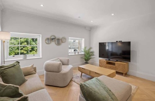 Marlow House | Stylish 2BR Marlow Stay + Parking - By Tempstay