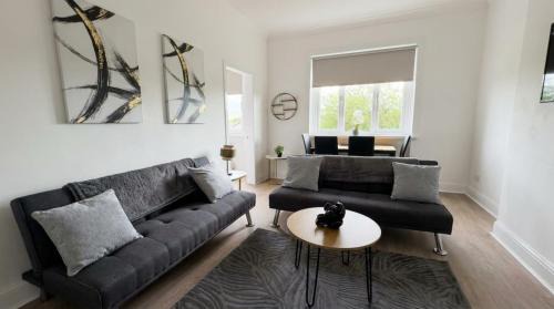 Cardonald Apartment | Stylish 3 BDR in Glasgow - Sleeps 6 - Free Parking