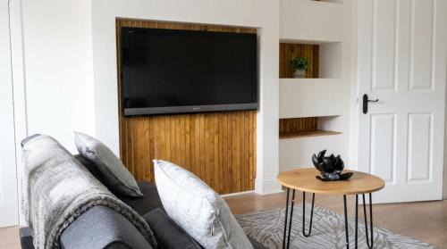 Cardonald Apartment | Stylish 3 BDR in Glasgow - Sleeps 6 - Free Parking