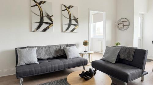 Cardonald Apartment | Stylish 3 BDR in Glasgow - Sleeps 6 - Free Parking