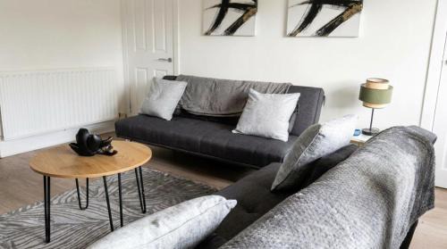 Cardonald Apartment | Stylish 3 BDR in Glasgow - Sleeps 6 - Free Parking