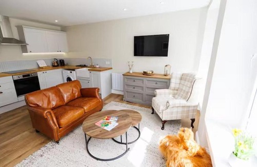 Dunfermline Apartment | Stylish 3-Bed Apartment in the Heritage Quarter
