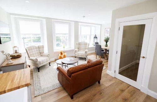 Dunfermline Apartment | Stylish 3-Bed Apartment in the Heritage Quarter
