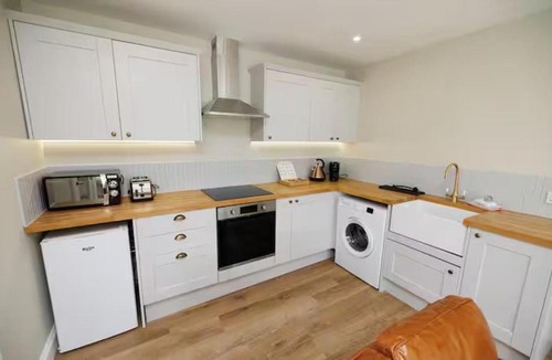 Dunfermline Apartment | Stylish 3-Bed Apartment in the Heritage Quarter