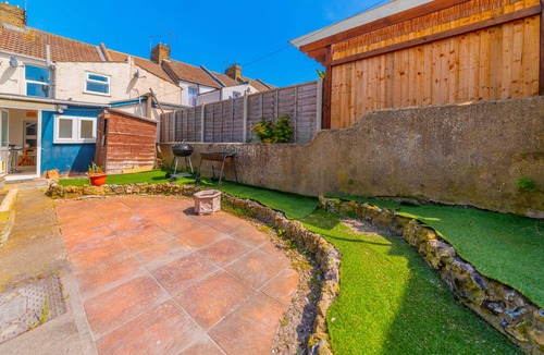 Chatham House | Stylish 3-Bed House with Free Parking & Wifi
