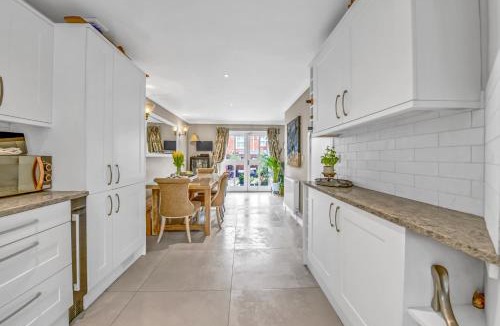Bury St Edmunds House | Stylish 3 bedroom townhouse for 5 guests, set in the medieval grid with off street parking