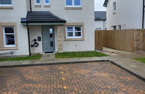 Uphall House | Stylish 3 bedroom, 2.5 bathroom home near Edinburgh airport. Free parking.