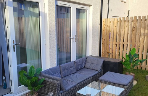 Uphall House | Stylish 3 bedroom, 2.5 bathroom home near Edinburgh airport. Free parking.