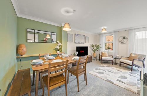 Hemel Hempstead Apartment | Stylish 3Bed, in Hemel Hempstead by ARP Homes, Free Parking, Perfect for Contractors