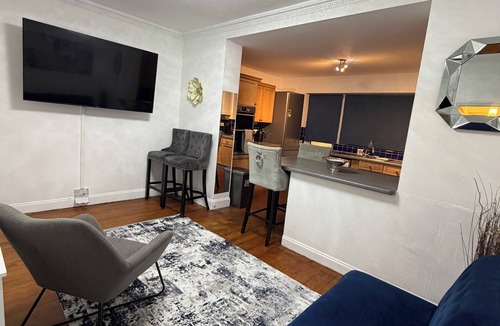 Barking House | Stylish 3BR East London Home | Sleeps 8 | Great Transport Links