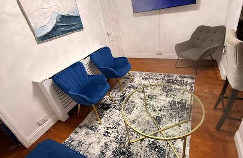 Barking House | Stylish 3BR East London Home | Sleeps 8 | Great Transport Links