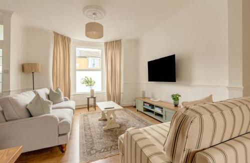 Green Street East Apartment | Stylish 3BR Forest Gate Home with Garden