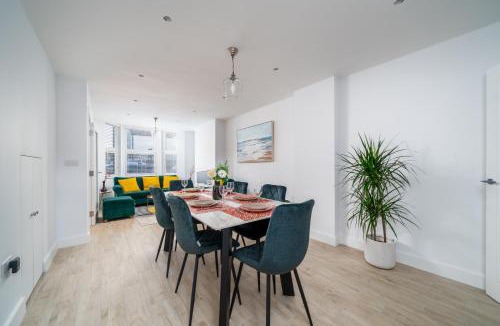 Redbridge Apartment | Stylish 4 Bedroom Victorian Home Just Minutes from Wanstead Station with Easy Access to Central London