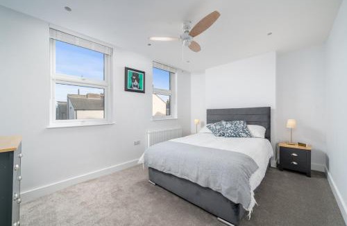 Redbridge Apartment | Stylish 4 Bedroom Victorian Home Just Minutes from Wanstead Station with Easy Access to Central London