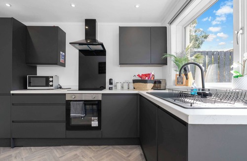 Livingston House | Stylish 4Bed Home Free Parking 20 Min to Edinburgh