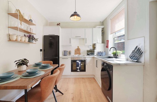 Doncaster House | Stylish 4BR Sleeps 8 by Stay With Us