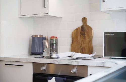 Doncaster House | Stylish 4BR Sleeps 8 by Stay With Us