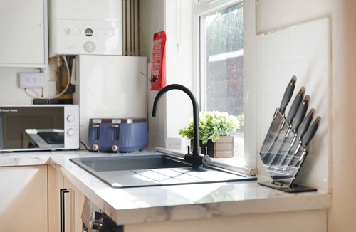 Doncaster House | Stylish 4BR Sleeps 8 by Stay With Us