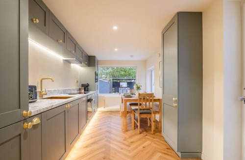 Glasgow House | Stylish 5BR Home | Garden Pergola | Free Parking