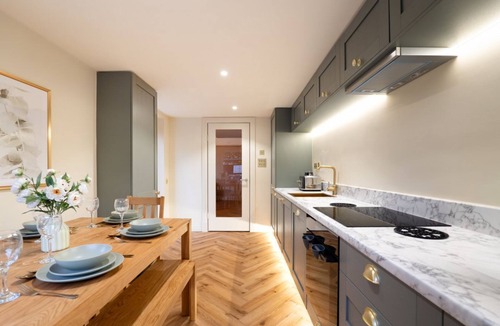 Glasgow House | Stylish 5BR Home | Garden Pergola | Free Parking