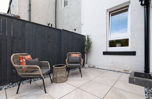 Glasgow House | Stylish 5BR Home | Garden Pergola | Free Parking