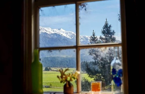 Hapuku Cottage | Stylish Accommodation near Kaikoura with Stunning Views
