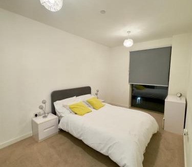 Newham Apartment | Stylish Apartment with Balcony & Views