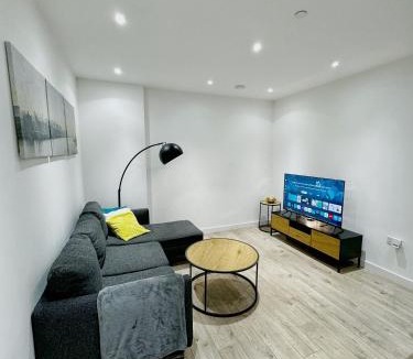 Newham Apartment | Stylish Apartment with Balcony & Views