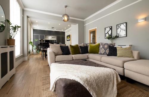 Bury St Edmunds Apartment | Stylish Central Apartment with Parking & Lift