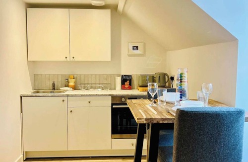 Bury St Edmunds Apartment | Stylish Central Coach House Flat With Parking