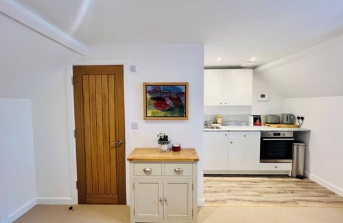 Bury St Edmunds Apartment | Stylish Central Coach House Flat With Parking