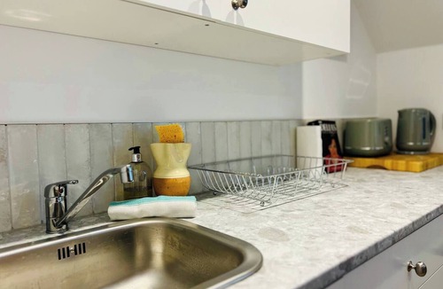 Bury St Edmunds Apartment | Stylish Central Coach House Flat With Parking
