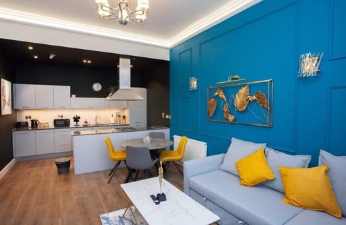 City Centre Glasgow Apartment | Stylish Central Apartment with Parking