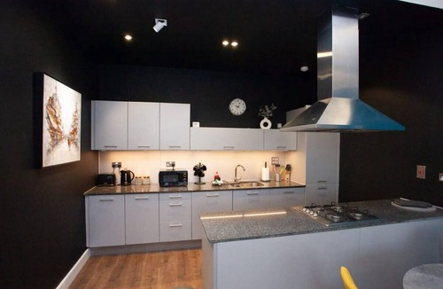 City Centre Glasgow Apartment | Stylish Central Apartment with Parking