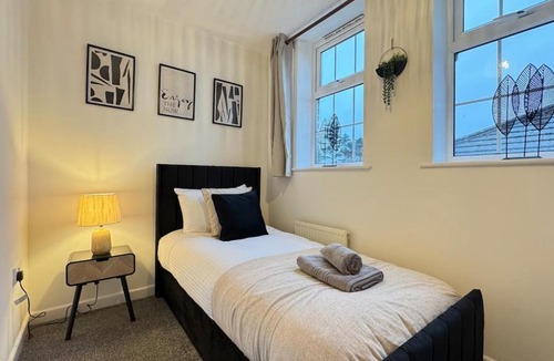 Doncaster Apartment | Stylish & Comfortable 2-Bedroom Flat in Bessacarr, Doncaster