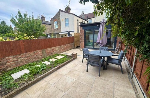 Haringey Apartment | Stylish Garden Flat Central London in 30 min