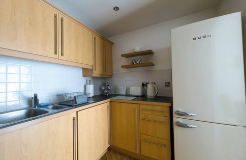 Lansbury Apartment | Stylish Gated Flat with Free Parking - Pass the Keys