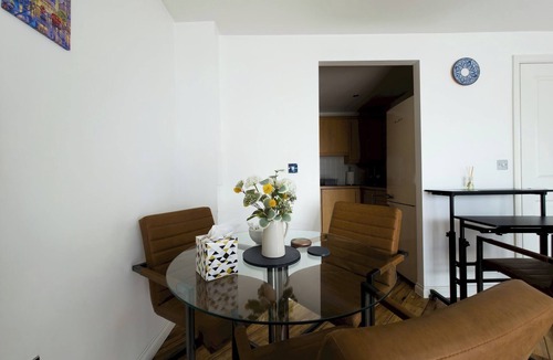 Lansbury Apartment | Stylish Gated Flat with Free Parking - Pass the Keys