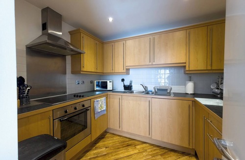 Lansbury Apartment | Stylish Gated Flat with Free Parking - Pass the Keys