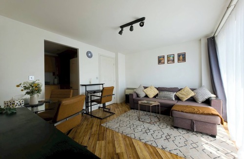 Lansbury Apartment | Stylish Gated Flat with Free Parking - Pass the Keys