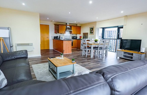 Glasgow Westend Apartment | Stylish Glasgow Apartment with Skyline View