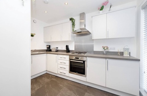 Glasgow Apartment | Stylish House with Garden & Parking