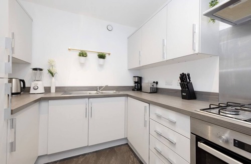 Glasgow Apartment | Stylish House with Garden & Parking