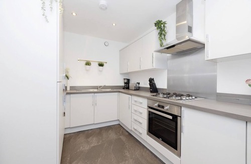 Glasgow Apartment | Stylish House with Garden & Parking
