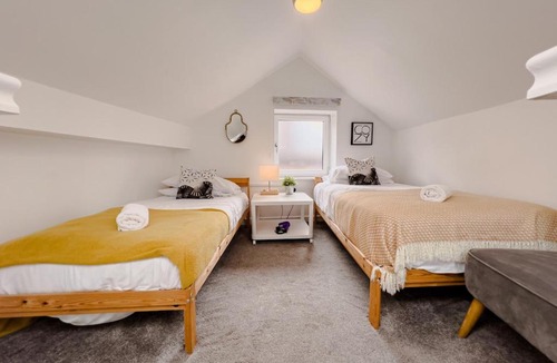Offerton Apartment | Stylish Loft in Stockport - Free Parking - 10 min to Manchester - Flat 1