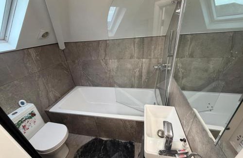 East Finchley Apartment | Stylish Luxury 1-Bed Flat , 3 mins walk to East Finchley Station, N2