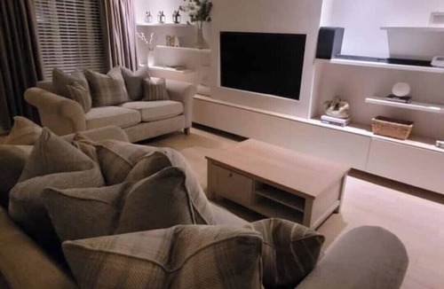 Pollokshaws House | Stylish, Modern 3 bedroom house, free parking x 2